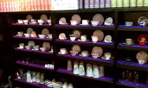鈴木珈琲店の店内にところ狭しと並べられた茶器