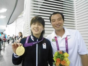 悲願の金メダルをとって笑顔の秋山選手（FBMarcelo Fujimoriさんの投稿より）